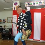 クリスマス装飾を背景にした入居者のレク活動風景。季節の行事を楽しむ様子。